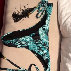 Never worn Large bottoms